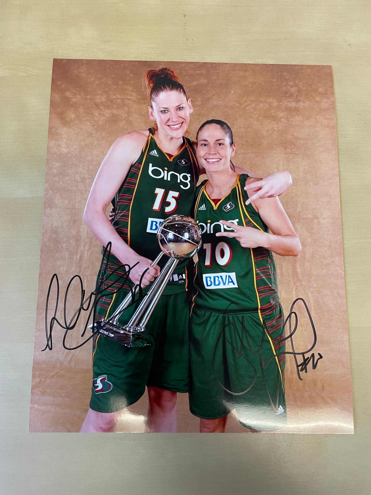 WNBA Sue Bird & Lauren Jackson サイン入り写真 SIGNED Sue Bird and Lauren Jackson Photo – Auction – 2023 Cyber